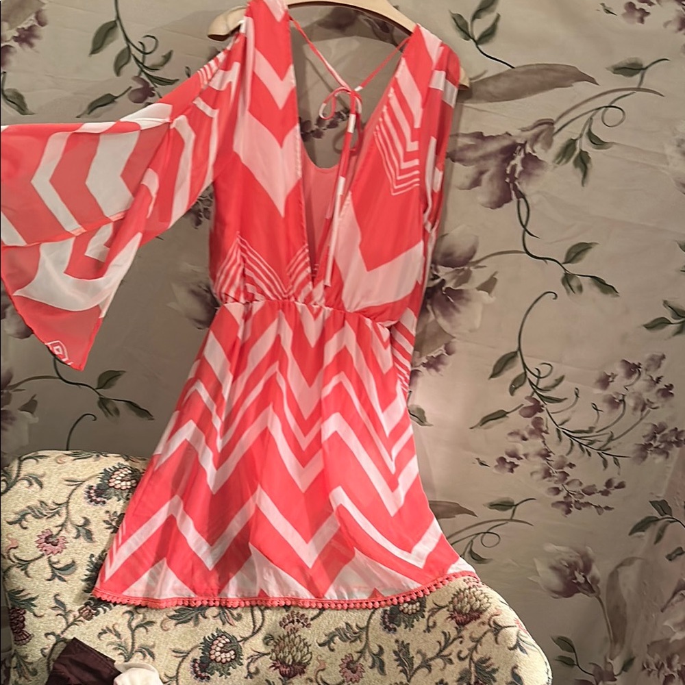 In 1970s style coral chevron print Crepe dress V deep back with tie Lace trim